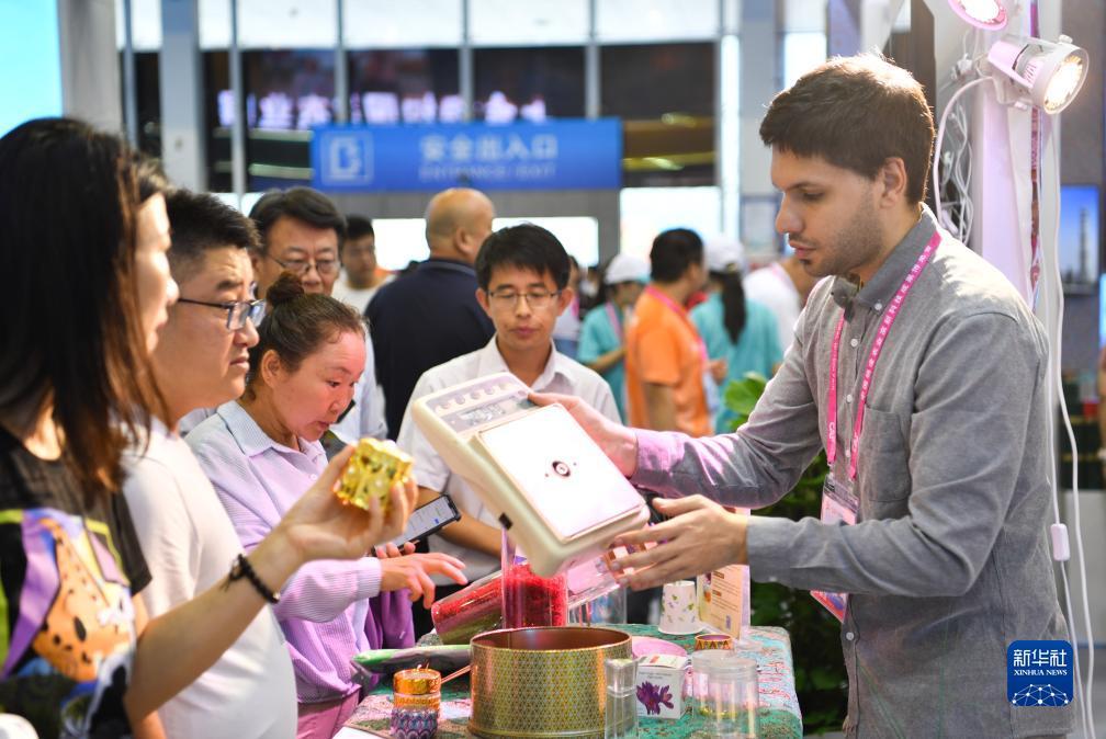 老虎机游戏草莓九连线
